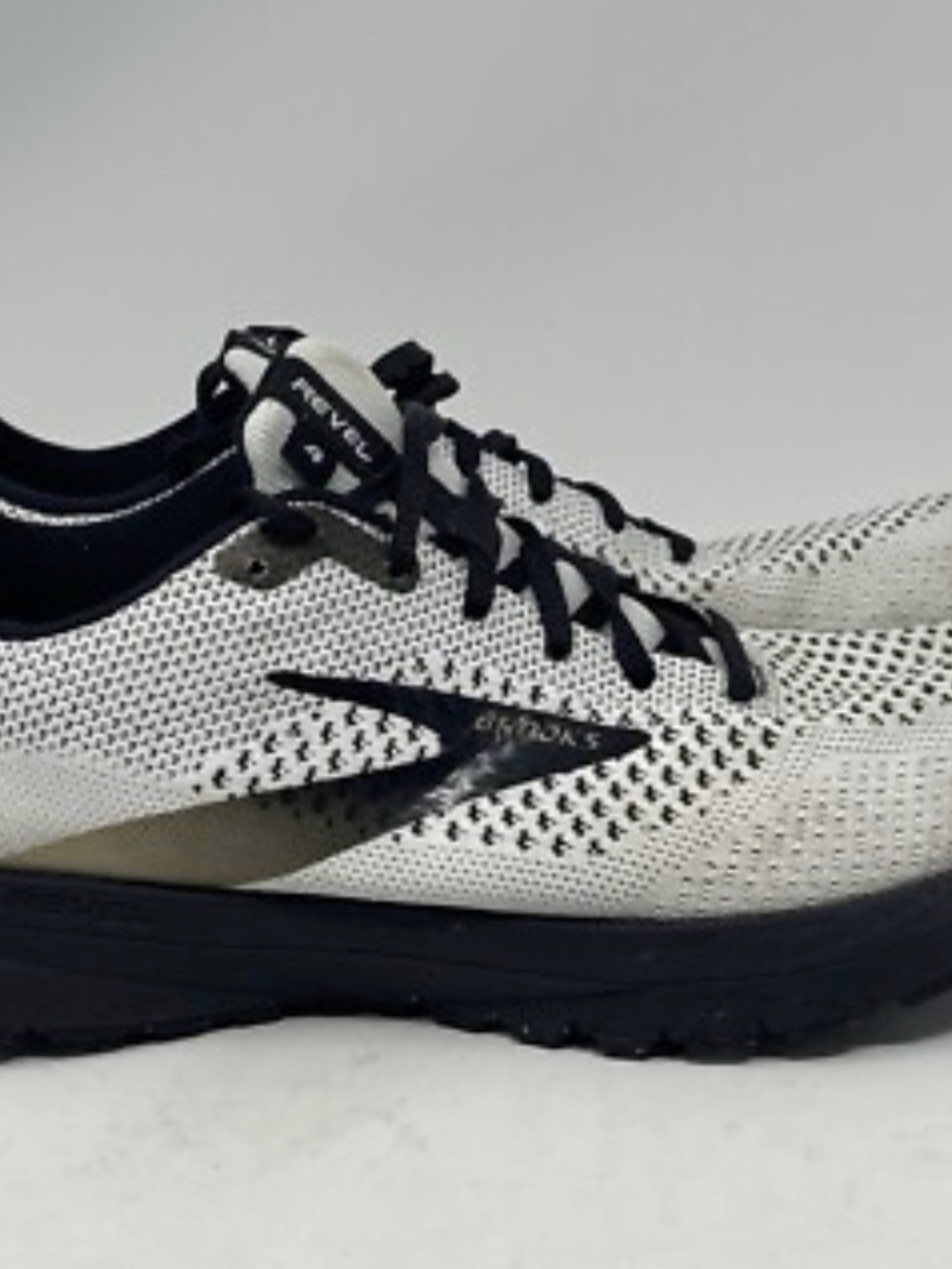 Brooks Revel 5 Men's Running Sneakers - White & Black